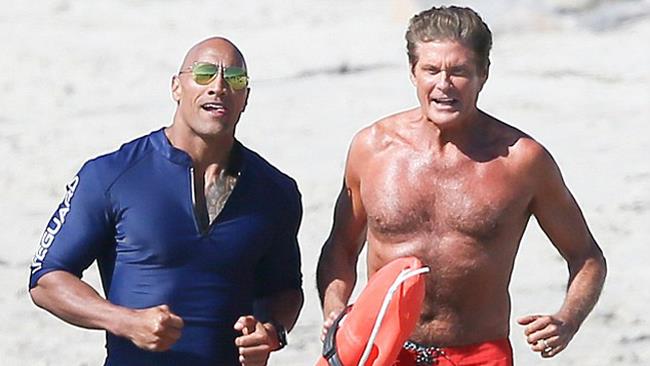 Baywatch: i consigli che David Hasselhoff ha dato a Dwayne The Rock Johnson Baywatch, David Hasselhoff e Dwayne The Rock Johnson