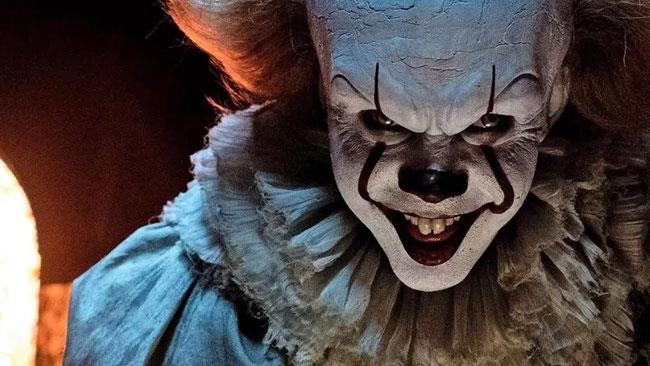 Pennywise è terrificante in queste nuove immagini di IT Il ghigno di Pennywise, il clown del fim IT, in un primo piano