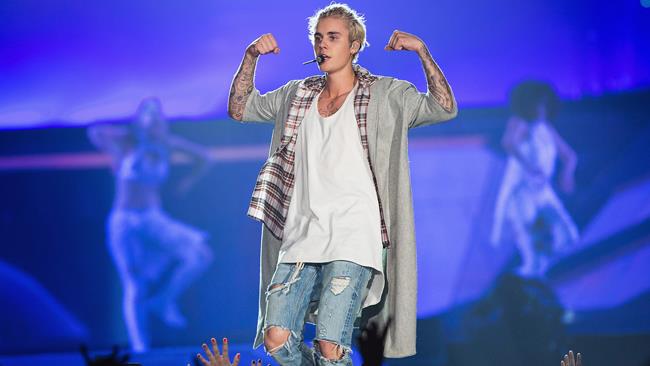 Justin Bieber cancella gli incontri con i fan al Purpose World Tour Justin Bieber durante un concerto del Purpose World Tour