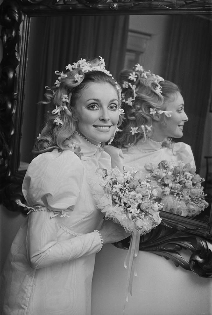 La data d'uscita del nuovo Tarantino coinciderà con quella dell'assassinio di Sharon Tate Sharon Tate allo specchio e in abito da sposa