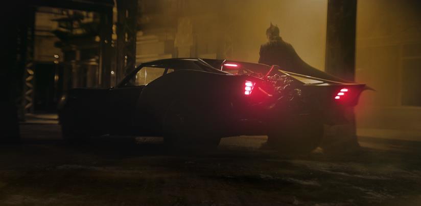 Matt Reeves, regista di The Batman, svela ufficialmente la nuova Batmobile Batman e la sua Batmobile in una foto condivisa dal regista Matt Reeves