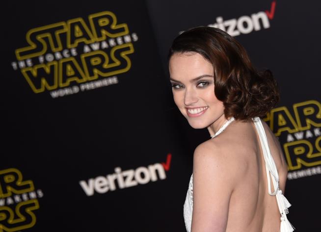 Daisy Ridley conferma Luke Skywalker in Episodio VIII ci sarà L'attrice Daisy Ridley alla premiere di Il Risveglio della Forza