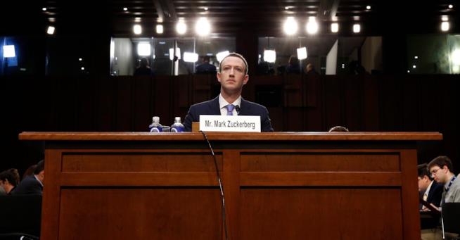 Facebook ha sacrificato la privacy degli utenti in accordi con oltre 150 aziende, tra cui Apple, Spotify e Netflix Una foto di Mark Zuckerberg in aula di tribunale