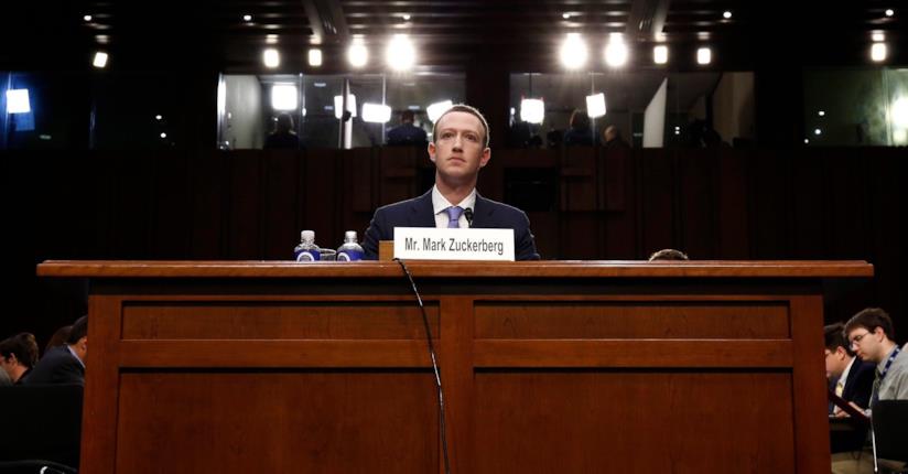 Facebook ha sacrificato la privacy degli utenti in accordi con oltre 150 aziende, tra cui Apple, Spotify e Netflix Una foto di Mark Zuckerberg in aula di tribunale
