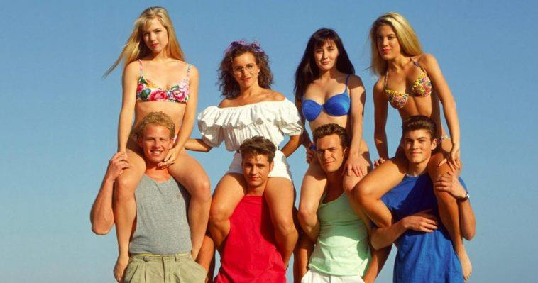 BH90210, nuove aggiunte al cast I ragazzi di Beverly Hills 90210 tengono sulle loro spalle le ragazze della serie