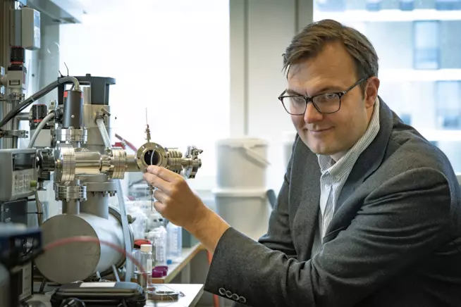 Scienziati svedesi stanno testando l'energia solare in bottiglia Il professor Kasper Moth-Poulsen accanto al sistema prototipo per creare energia solare in bottiglia