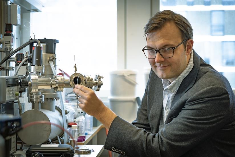 Scienziati svedesi stanno testando l'energia solare in bottiglia Il professor Kasper Moth-Poulsen accanto al sistema prototipo per creare energia solare in bottiglia