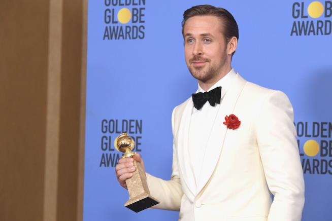Ryan Gosling ha ringraziato la sua compagna Eva Mendes ai Golden Globes 2017 Primo piano di Ryan Gosling ai Golden Globes 2017
