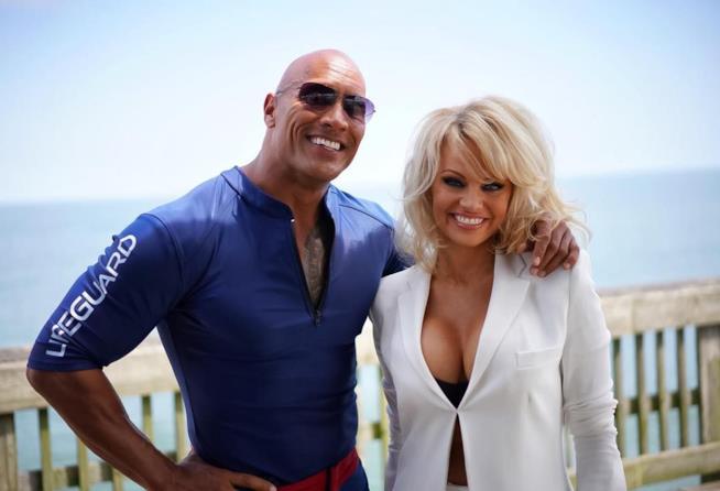 Pamela Anderson si unisce al reboot di Baywatch Dwayne Johnson in compagnia di Pamela Anderson