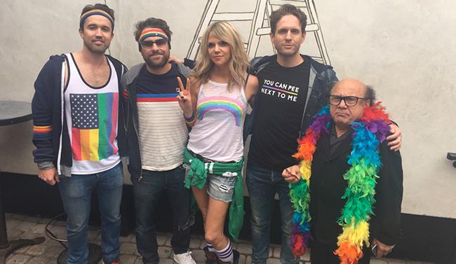 Il cast di It’s Always Sunny in Philadelphia pro-LGBT alla Pride Parade Il cast di It’s Always Sunny in Philadelphia
