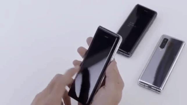 Il Galaxy Fold ha un'apertura a libro, grazie ad una cerniera centrale Il passaggio dalla modalità smartphone a quella tablet del Galaxy Fold