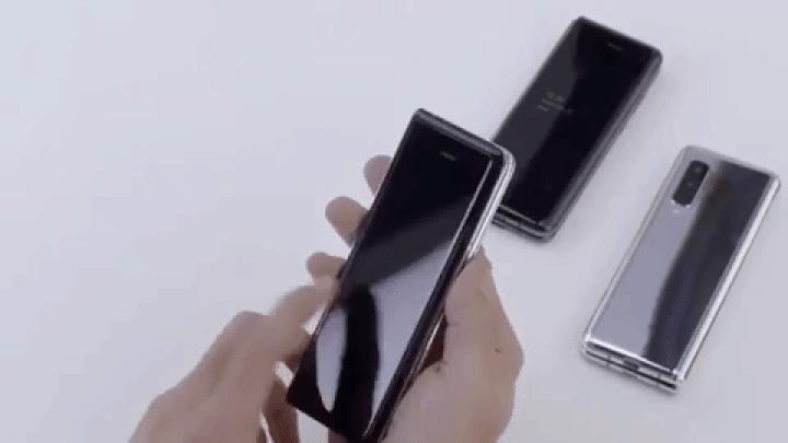 Il Galaxy Fold ha un'apertura a libro, grazie ad una cerniera centrale Il passaggio dalla modalità smartphone a quella tablet del Galaxy Fold