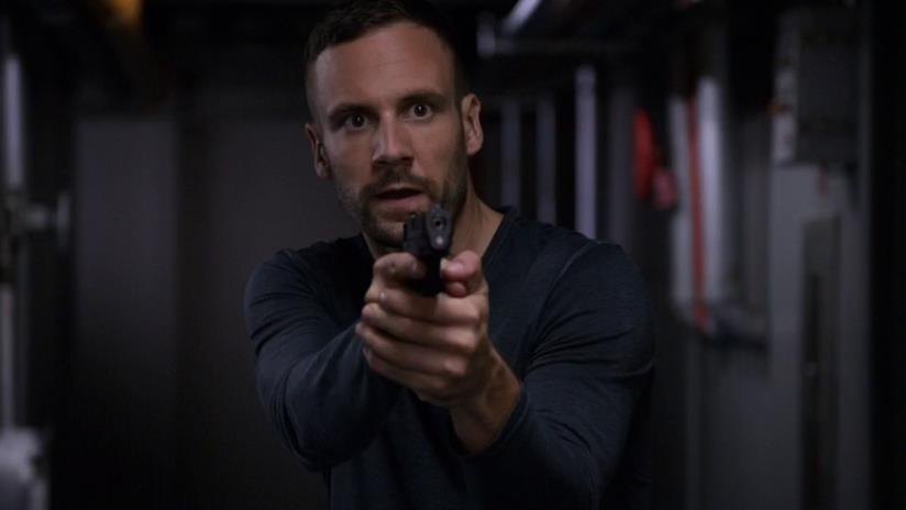 Lance Hunter ritorna in Agents of Shield Lance Hunter con una pistola in mano
