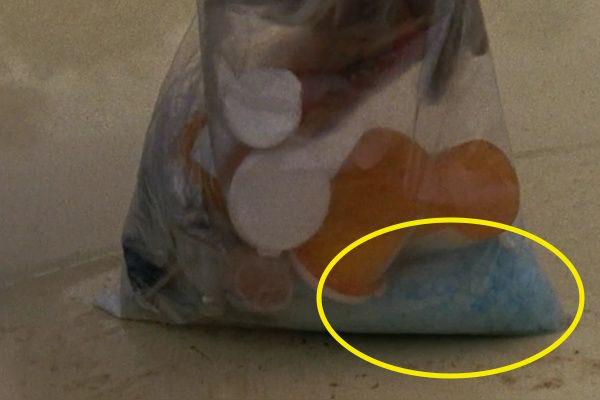 Le metanfetamine blu di Breaking Bad scovate in The Walking Dead The Walking Dead: le metanfetamine blu di Breaking Bad scovate nella serie