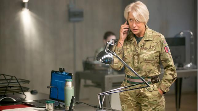 Helen Mirren nella pellicola Eye in the Sky Helen Mirren nel film Eye in the Sky