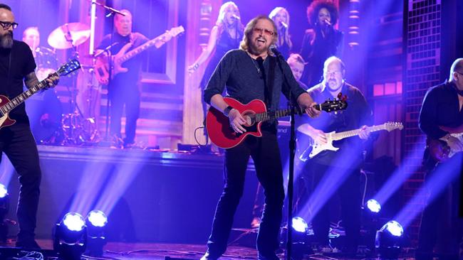 Barry Gibb ospite al The Tonight Show Barry Gibb ospite al The Tonight Show con Jimmy Fallon