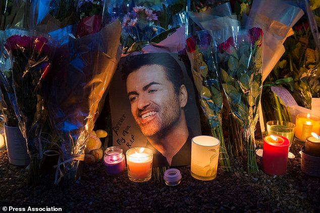 George Michael è stato sepolto ieri a Londra Il ricordo dei fan per George Michael