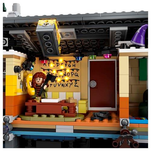 Il set LEGO di Stranger Things, il soggiorno dei Byers La versione LEGO del soggiorno della casa dei Byers di Stranger Things con la parete dell'alfabeto illuminata da un mattoncino speciale