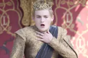 Lunga vita a Re Joff... Ehm, magari no. Re Joffrey in una still di Game of Thrones