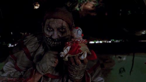 Twisty il Clown in una scena di American Horror Story - Freak Show John Carroll Lynch è Twisty il Clown in American Horror Story - Freak Show