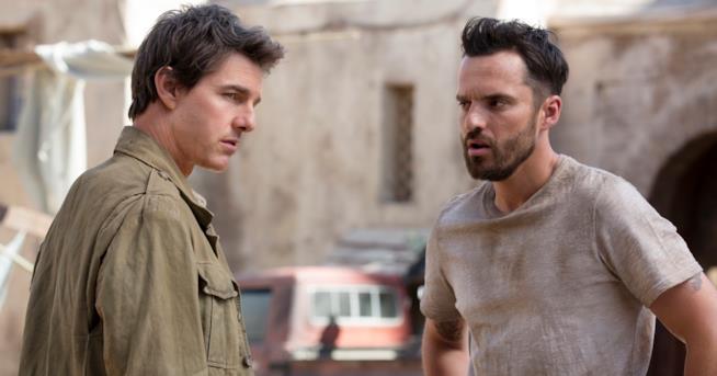 La Mummia, Tom Cruise nel reboot del monster movie di Universal Pictures Tom Cruise e Jake Johnson in una scena del film