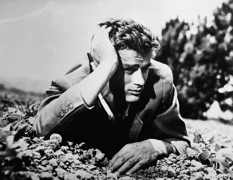 James Dean sdraiato in bianco e nero