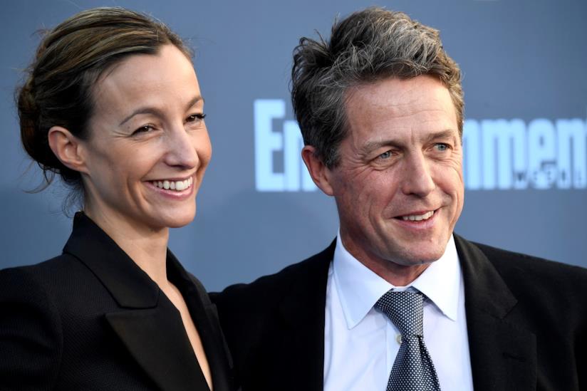 Hugh Grant sposerà finalmente Anna Eberstein: l'attore ha 57 anni Hugh Grant e Anna Eberstein