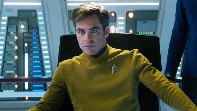 La poltrona di Capitano dell'Enterprise sarà ancora di Chris Pine? Mezzobusto di Chris Pine nell'uniforme del Capitano Kirk, seduto sulla poltrona dell'Enterprise