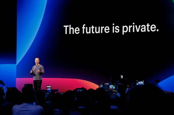 Dopo il caso Cambridge Analytica, Facebook indaga sulle app connesse al social Migliaia di app sospese per sospetta violazione della privacy degli utenti Facebook