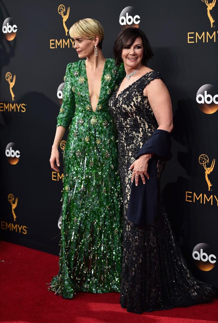 Sarah Paulson e Marcia Clarke agli Emmy 2016 Sarah Paulson e il suo alter ego Marcia Clarke agli Emmy 2016
