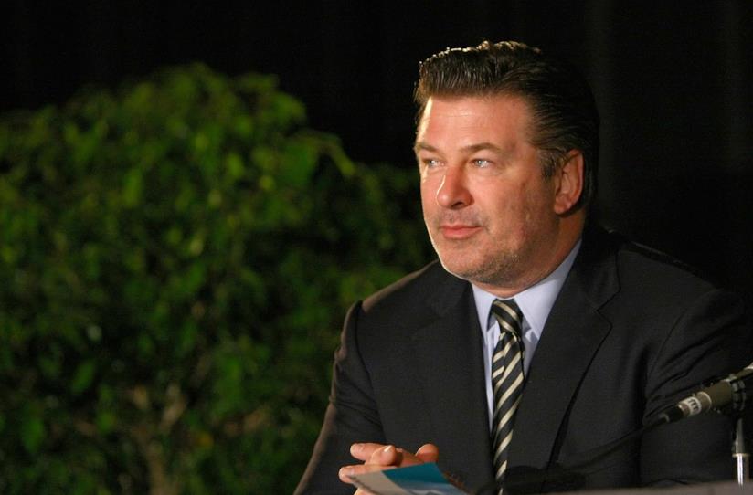 Alec Baldwin non sarà in Joker Alec Baldwin tiene un comizio