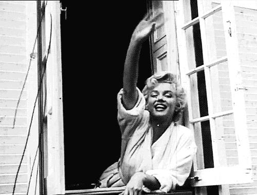 Marilyn Monroe Marilyn Monroe saluta dalla finestra
