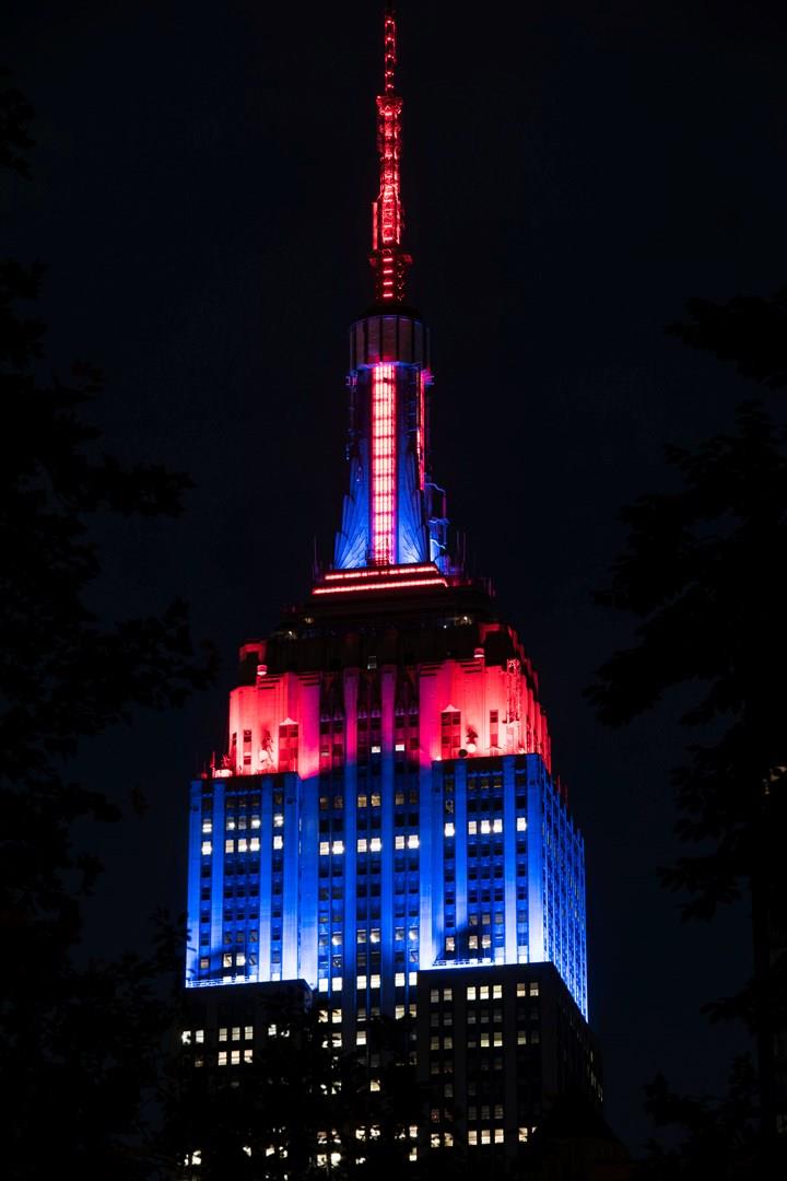 Parte dell'Empire State Building a tema Far From Home I colori blu e rosso spiccano sulla facciata dell'Empire State Building per Spider-Man: Far From Home
