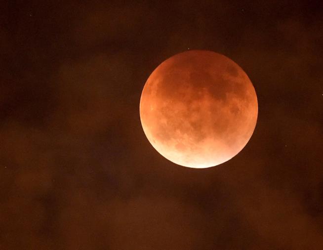 Eclissi totale di Luna: spettacolo straordinario nella notte tra il 27 e il 28 luglio Eclissi totale di Luna