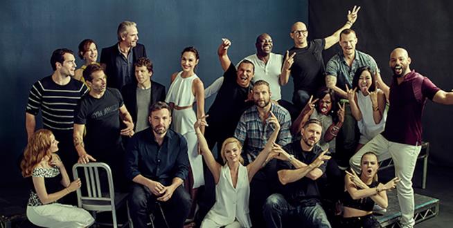 Una foto di gruppo di tutti gli attori del DC Extended Universe Universo condiviso DC anche al cinema? Forse non più