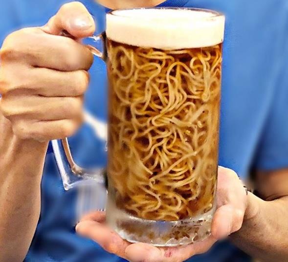 Il Ramen, classico piatto giapponese, è stato recentemente proposto immerso in un brodo simile alla birra. Dimenticate il classico ramen servito nei ristoranti, è arrivato il ramen immerso nella birra!