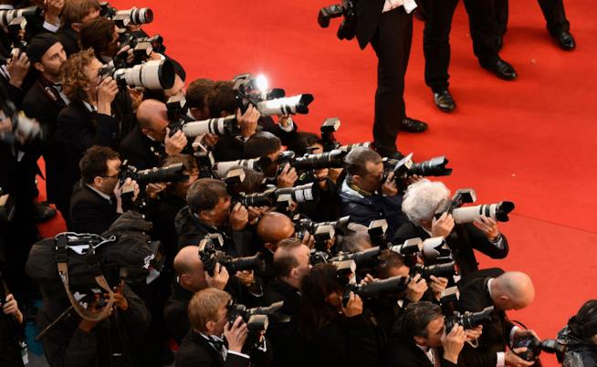 I paparazzi si schierano contro le star che postano foto d'agenzia sui social I paparazzi alle prese con il loro lavoro
