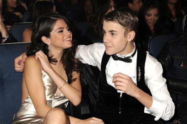 Selena Gomez e Justin Bieber Selena Gomez e Justin Bieber scherzano insieme