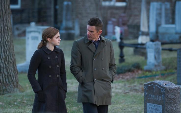 Emma Watson ed Ethan Hawke in Regression Angela e Bruce passeggiano per il cimitero