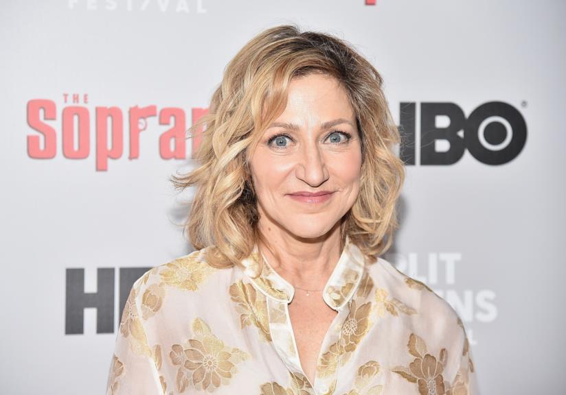 Edie Falco potrebbe essere la villain nei sequel di Avatar Un mezzo primo piano dell'attrice Edie Falco