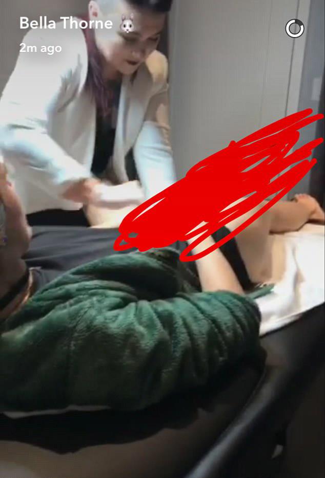 Bella Thorne si fa la ceretta su Snapchat La ceretta all'inguine di Bella Thorne