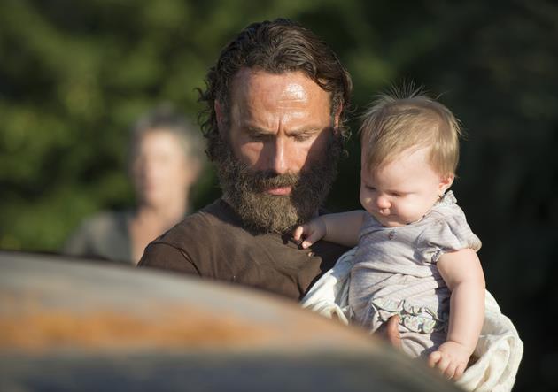 Rick Grimes e la piccola Judith, nata poco prima che sua moglie Lori morisse di parto. È davvero sua figlia? Rick Grimes e la piccola Judith in The Walking Dead