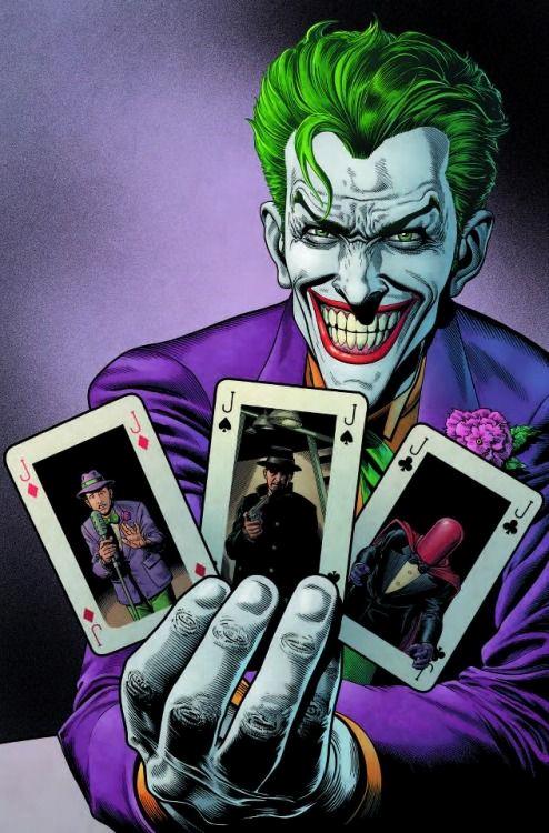 Il Joker offre tre carte che sottolineano le sue origini Mezzobusto del Joker con tre carte in mano, disegnato da Brian Bolland