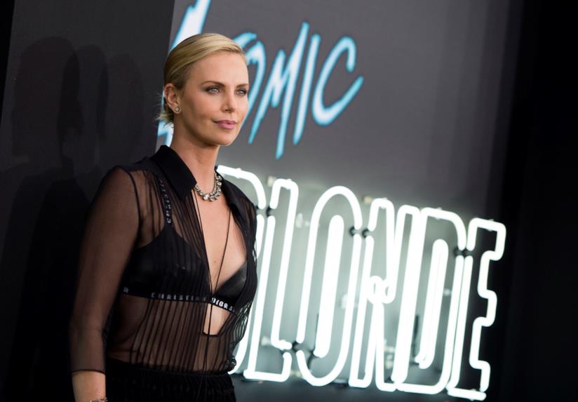 Charlize Theron dice la sua sulla bisessualità Charlize Theron di fronte ai fan ad una prima del film Atomica Bionda