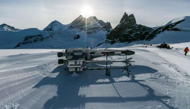Star Wars: l'X-Wing LEGO di 10 metri ha fatto la sua comparsa sulle Alpi Svizzere X-Wing LEGO di Star Wars