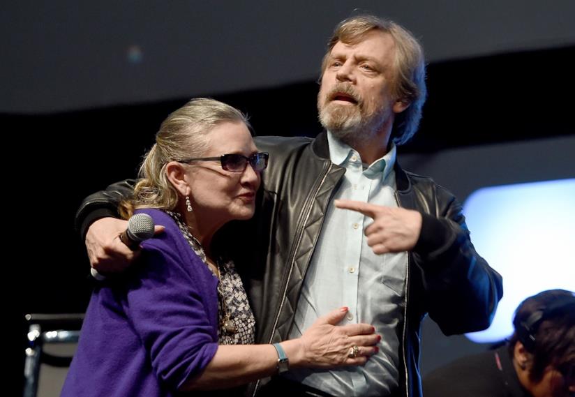 Star Wars, una teoria su Carrie Fisher viene smentita ufficialmente da Mark Hamill Carrie Fisher abbraccia Mark Hamill