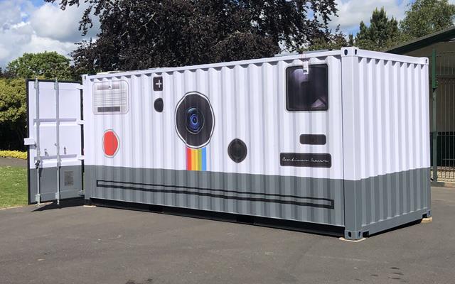 Gigantesca Polaroid funzionante ricavata da un container Esterno del container-Polaroid