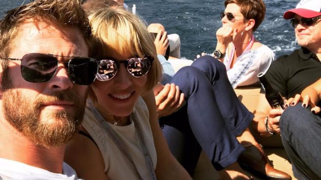 Chris Hemsworth e Matt Damon hanno trascorso una vacanza insieme a Monaco Selfie di Chris Hemsworth e della moglie Elsa Pataky con Matt Damon sullo sfondo
