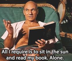 Patrick Stewart legge un libro sotto il sole Patrick Stewart spiega di voler solo leggere un libro sotto il sole