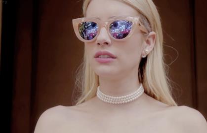 10 regali di Natale per un fan di Scream Queens: le perle Le perle a girocollo di Chanel Oberlin